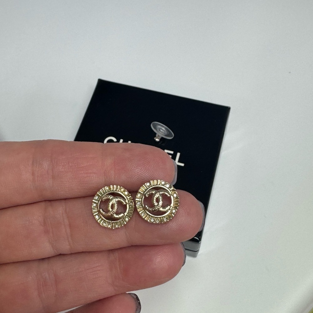 ‼️SOLD‼️ Authentic CHANEL Champagne Gold Logo Circle Earrings with Crystals - Picture 1 of 3